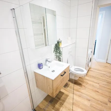 Quality 2 Bedroom Serviced 72m2 -vp2a- 公寓 *